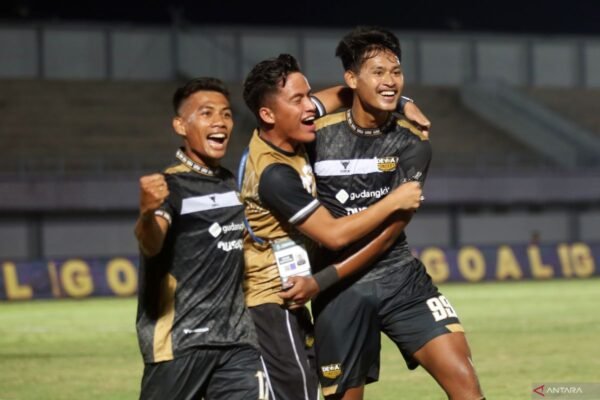 Berikut beberapa alternatif judul untuk "Septian Tak Risaukan Persaingan di Lini Depan Timnas Indonesia":

1. "Septian Yakin Hadapi Kompetisi di Lini Depan Timnas Indonesia"
2. "Septian Tak Khawatir dengan Rivalitas di Barisan Penyerang Timnas"
3. "Septian: Persaingan di Lini Depan Justru Memotivasi"
4. "Septian Optimis Meski Banyak Pemain Unggulan di Lini Depan"
5. "Septian Tenang Hadapi Konkurensi di Sektor Penyerangan Timnas Indonesia"

Silakan pilih atau modifikasi sesuai kebutuhan!