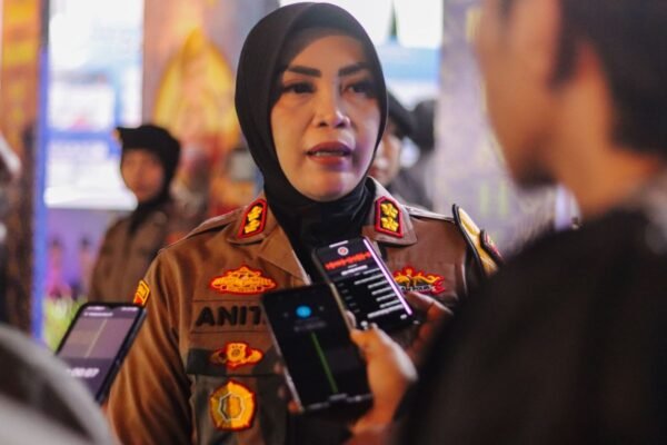 Here are some alternate titles for "Polres Ternate Ajak Suporter Malut United Junjung Sportivitas":

1. "Polres Ternate Encourages Malut United Supporters to Uphold Sportsmanship"
2. "Polres Ternate Calls on Malut United Fans to Promote Fair Play"
3. "Ternate Police Urges Malut United Supporters to Embrace Sportsmanship"
4. "Polres Ternate Inspires Malut United Fans to Prioritize Fair Play"
5. "Ternate Police Advocate for Sportsmanship Among Malut United Supporters"
6. "Polres Ternate Mobilizes Malut United Fans to Foster a Spirit of Sportsmanship"
7. "Ternate Police Ask Malut United Supporters to Celebrate Fair Competition"
8. "Polres Ternate Promotes Sportsmanship among Malut United's Fanbase