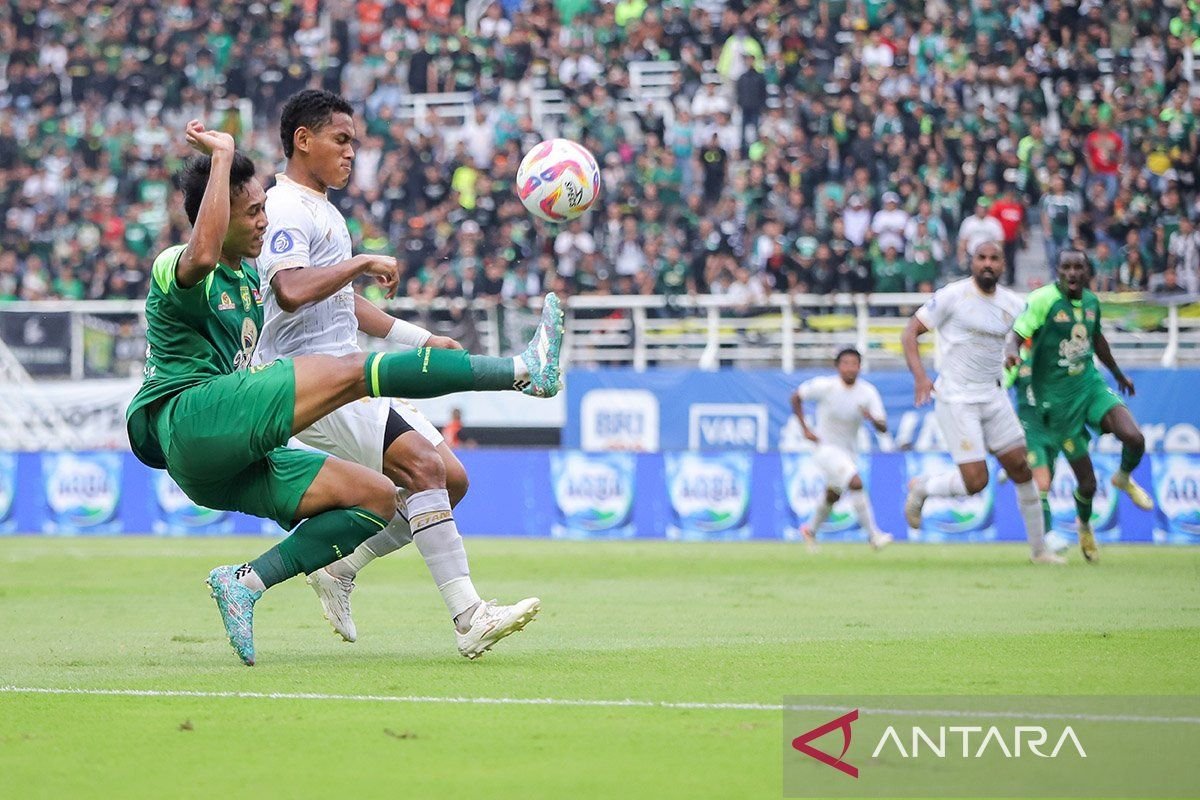 Here are some alternate titles for "Jadwal Liga 1 Indonesia: Tersajinya Derbi Jatim, Persib jamu PSS":

1. "Jadwal Liga 1 Indonesia: Derbi Jatim Memanas, Persib Sambut PSS"
2. "Liga 1 Indonesia: Derbi Jatim Siap Dihadirkan, Persib vs PSS"
3. "Jadwal Pertandingan Liga 1 Indonesia: Persib Tuan Rumah PSS di Derbi Jatim"
4. "Liga 1 Indonesia: Persib Menyambut PSS dalam Pertarungan Derbi Jatim"
5. "Derbi Jatim Segera Tersaji: Persib vs PSS dalam Jadwal Liga 1 Indonesia