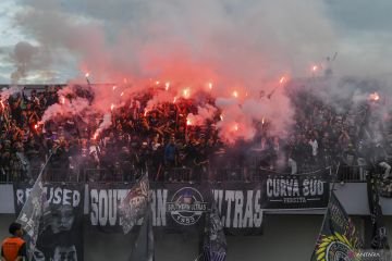 Suara Petasan Menghentikan Sementara Pertandingan Persita vs Persib