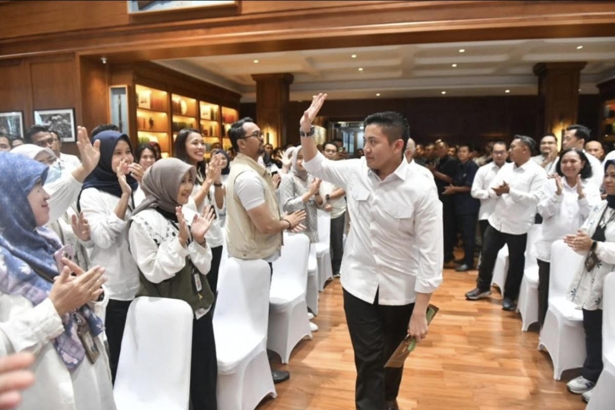 Setkab Teddy Mobilizes Staff to Support National Team Against China