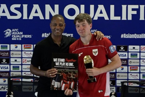Berikut adalah beberapa alternatif judul yang dapat digunakan:

1. "Gol Penalti Ole: Kunci Timnas Indonesia Mengalahkan China"
2. "Ole Menjadi Pahlawan, Timnas Indonesia Taklukkan China Lewat Penalti"
3. "Timnas Indonesia Raih Kemenangan Atas China Berkat Gol Penalti Ole"
4. "Dengan Penalti Ole, Timnas Indonesia Tumbangkan China"
5. "Gol Penalti Ole Mampu Bawa Timnas Indonesia Menghadapi China"
6. "Timnas Indonesia Menang atas China Berkat Keberanian Ole dari Titik Penalti"
7. "Penalti Ole: Langkah Penentu Kemenangan Timnas Indonesia Melawan China"

Silakan pilih salah satu atau modifikasi sesuai kebutuhan!