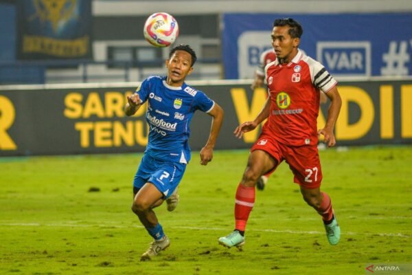 Here are some alternate title suggestions for "Bojan Hodak buka peluang turunkan pemain muda kontra Persita Tangerang":

1. "Bojan Hodak Berencana Turunkan Pemain Muda Melawan Persita Tangerang"
2. "Bojan Hodak Siapkan Peluang untuk Pemain Muda Hadapi Persita Tangerang"
3. "Peluang Pemain Muda Bersinar di Bawah Arahan Bojan Hodak Lawan Persita Tangerang"
4. "Bojan Hodak Soroti Potensi Pemain Muda Jelang Pertandingan Melawan Persita Tangerang"
5. "Strategi Bojan Hodak: Memberikan Kesempatan pada Pemain Muda Saat Lawan Persita Tangerang"

Feel free to choose any of these or mix and match elements to create the perfect title!