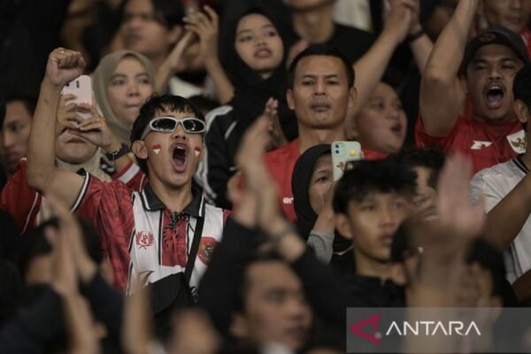 Tentu, berikut adalah beberapa alternatif judul untuk "God Bless dan Judika Bakar Semangat Penggemar Indonesia":

1. "God Bless dan Judika: Pembakar Semangat Penggemar Tanah Air"
2. "Semangat Indonesia Berkobar: God Bless Bersama Judika"
3. "Judika dan God Bless: Mengobarkan Api Semangat di Hati Penggemar"
4. "Harmoni Energi: God Bless dan Judika Mempertajam Semangat Cinta Tanah Air"
5. "Kebangkitan Semangat: God Bless Kolaborasi Dengan Judika untuk Penggemar Indonesia"
6. "Judika dan God Bless: Duet Inspiratif untuk Penggemar di Nusantara"
7. "Menggugah Semangat: God Bless dan Judika dalam Momen Tak Terlupakan"
8. "Cahaya Semangat: God Bless dan Judika Memeriahkan Jiwa Penggemar Indonesia"

Semoga bermanfaat!