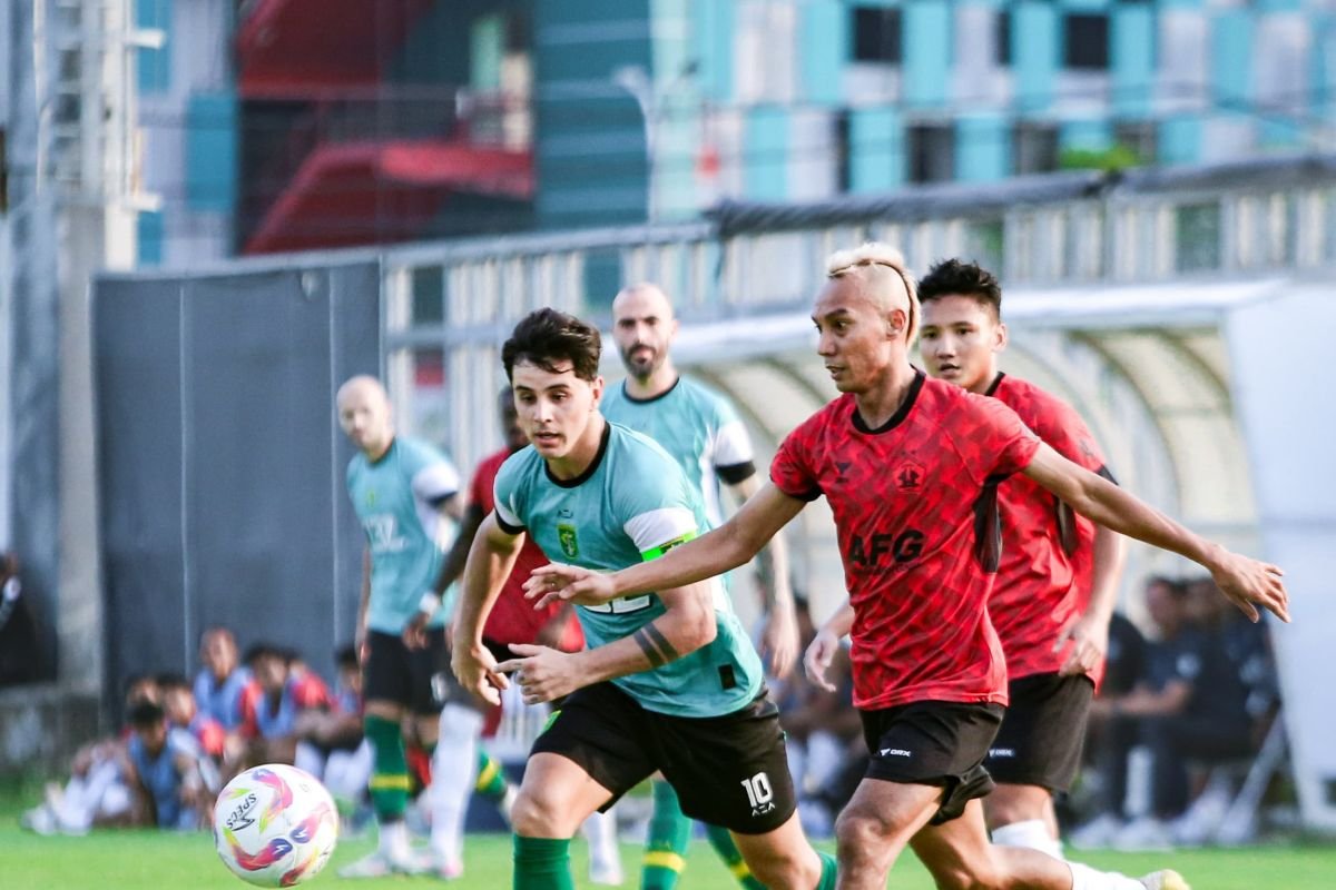 Berikut beberapa alternatif judul untuk "Persik Optimalkan Tim dengan Uji Coba":

1. "Persik Meningkatkan Kualitas Tim Melalui Uji Coba"
2. "Uji Coba Sebagai Strategi Optimalisasi Tim Persik"
3. "Persik: Optimasi Tim Melalui Pengujian Kinerja"
4. "Menguji Coba Formasi: Langkah Persik dalam Optimalisasi Tim"
5. "Persik Gali Potensi Tim melalui Uji Coba"
6. "Strategi Uji Coba untuk Optimalisasi Tim Persik"
7. "Persik Berusaha Maksimalkan Tim lewat Uji Coba"
8. "Optimalisasi Tim Persik: Pentingnya Uji Coba"

Semoga salah satu judul ini sesuai dengan kebutuhan Anda!