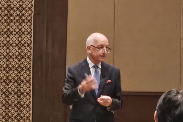 Berikut adalah beberapa alternatif judul untuk "PSSI undang Dirtek IFAB David Elleray untuk pelatihan Law of the Game":

1. "PSSI Mengundang David Elleray dari IFAB untuk Pelatihan Aturan Permainan"
2. "Pelatihan Hukum Permainan: PSSI Datangkan Dirtek IFAB David Elleray"
3. "PSSI Rayakan Pelatihan Aturan Permainan Bersama David Elleray IFAB"
4. "David Elleray IFAB Hadir di Indonesia untuk Pelatihan Aturan Permainan PSSI"
5. "PSSI Selenggarakan Pelatihan Law of the Game dengan David Elleray IFAB"
6. "PSSI Undang David Elleray dari IFAB untuk Meningkatkan Pemahaman Aturan Permainan"
7. "Pelatihan Law of the Game: PSSI dan Kehadiran David Elleray dari IFAB"

Jika Anda memerlukan lebih banyak opsi atau melakukan penyesuaian, silakan beri tahu saya!