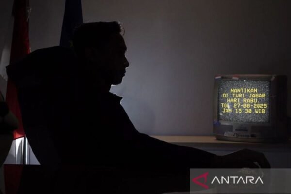 Berikut beberapa alternatif judul untuk berita tentang Persib Bandung yang mengumumkan pemain baru di TVRI Jabar:

1. "Persib Bandung Memperkenalkan Pemain Baru di TVRI Jabar"
2. "TVRI Jabar Siarkan Pengumuman Pemain Baru Persib Bandung"
3. "Persib Bandung Resmi Umumkan Rekrutan Barunya Melalui TVRI Jabar"
4. "Pemain Baru Persib Bandung Diulas Eksklusif di TVRI Jabar"
5. "TVRI Jabar Menjadi Saksi Pengumuman Pemain Anyar Persib Bandung"
6. "Persib Bandung Rilis Pemain Baru Lewat Siaran TVRI Jabar"
7. "Momen Spesial: Persib Bandung Umumkan Pemain Anyar di TVRI Jabar"

Semoga alternatif judul tersebut bermanfaat!