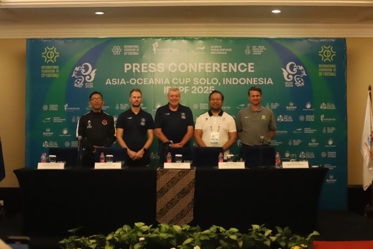 Here are some alternative titles for "Indonesia Siap Jadi Tuan Rumah Kualifikasi Piala Dunia CP 2026 di Solo":

1. "Indonesia Bersiap Menjadi Tuan Rumah Kualifikasi Piala Dunia CP 2026 di Solo"
2. "Solo Siap Sambut Kualifikasi Piala Dunia CP 2026: Indonesia Menjadi Tuan Rumah"
3. "Kualifikasi Piala Dunia CP 2026: Indonesia Siap Tuan Rumah di Solo"
4. "Indonesia Memastikan Diri Sebagai Tuan Rumah Kualifikasi Piala Dunia CP 2026 di Solo"
5. "Solo jadi Arena Kualifikasi Piala Dunia CP 2026: Indonesia Siap Menyambut"
6. "Dukung Sepak Bola: Indonesia Siap Menjadi Tuan Rumah Kualifikasi Piala Dunia CP 2026 di Solo"
7. "Kualifikasi Piala Dunia CP 2026: Solo dan Indonesia Siap Beraksi"
8. "Indonesia Ambil Peran Sebagai Tuan Rumah Kualifikasi Piala Dunia CP 2026 di Solo"

Feel free to mix and match elements from these suggestions!